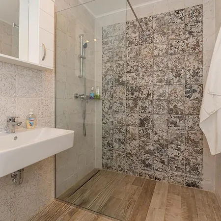 Coresi Modern Apartment